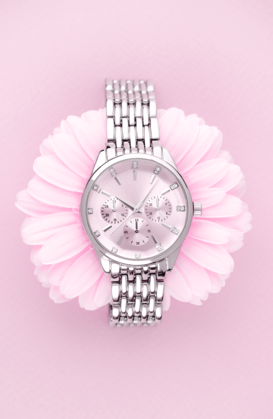 Photo d'une montre sur une fleur